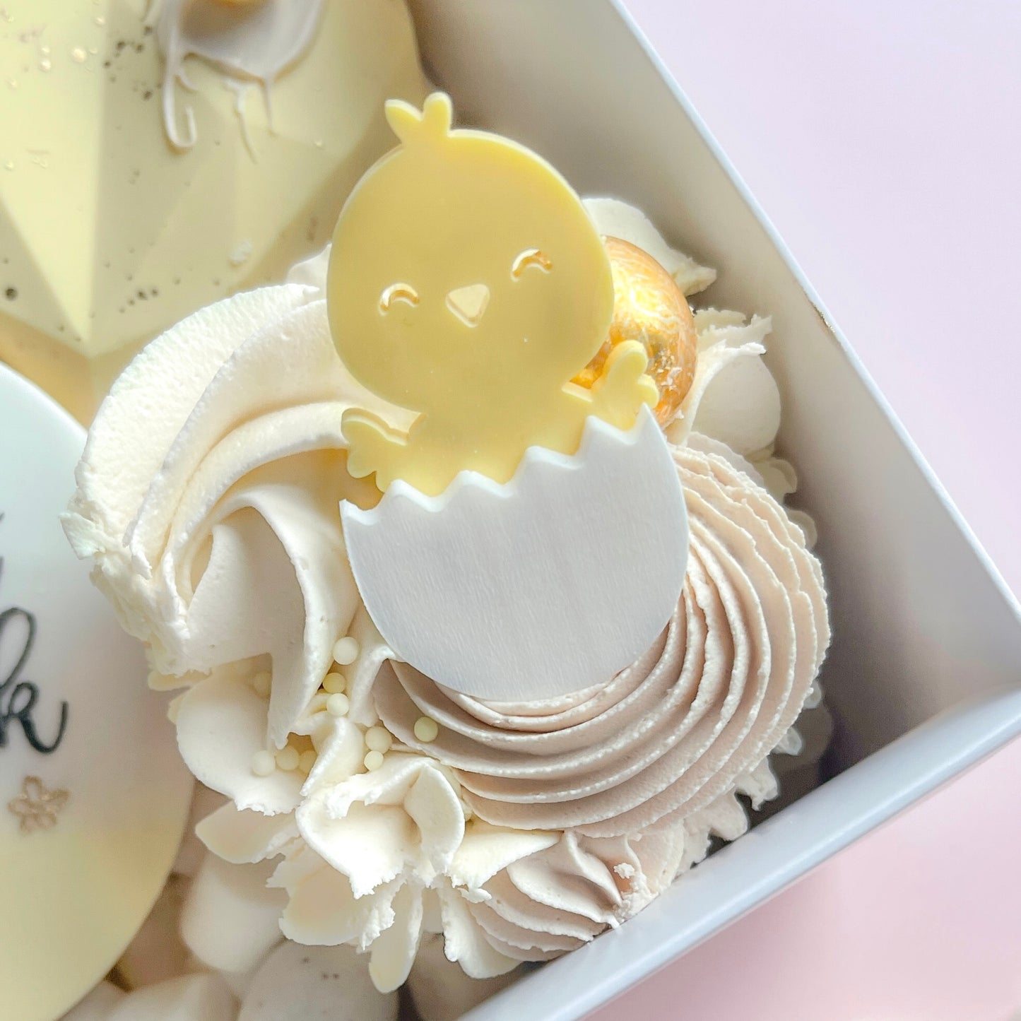 CHICK IN EGG CHARM CAKE TOPPER